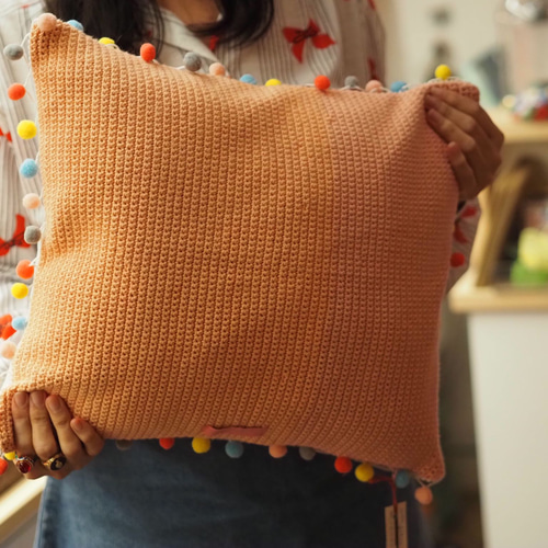 マリア様 ベージュ クッションカバー made in france 手編み 鍵編み