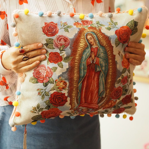 マリア様 ベージュ クッションカバー made in france 手編み 鍵編み  