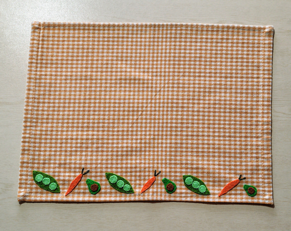 フェルトの野菜の手刺繍ランチョンマット ランチョンマット スワン工房