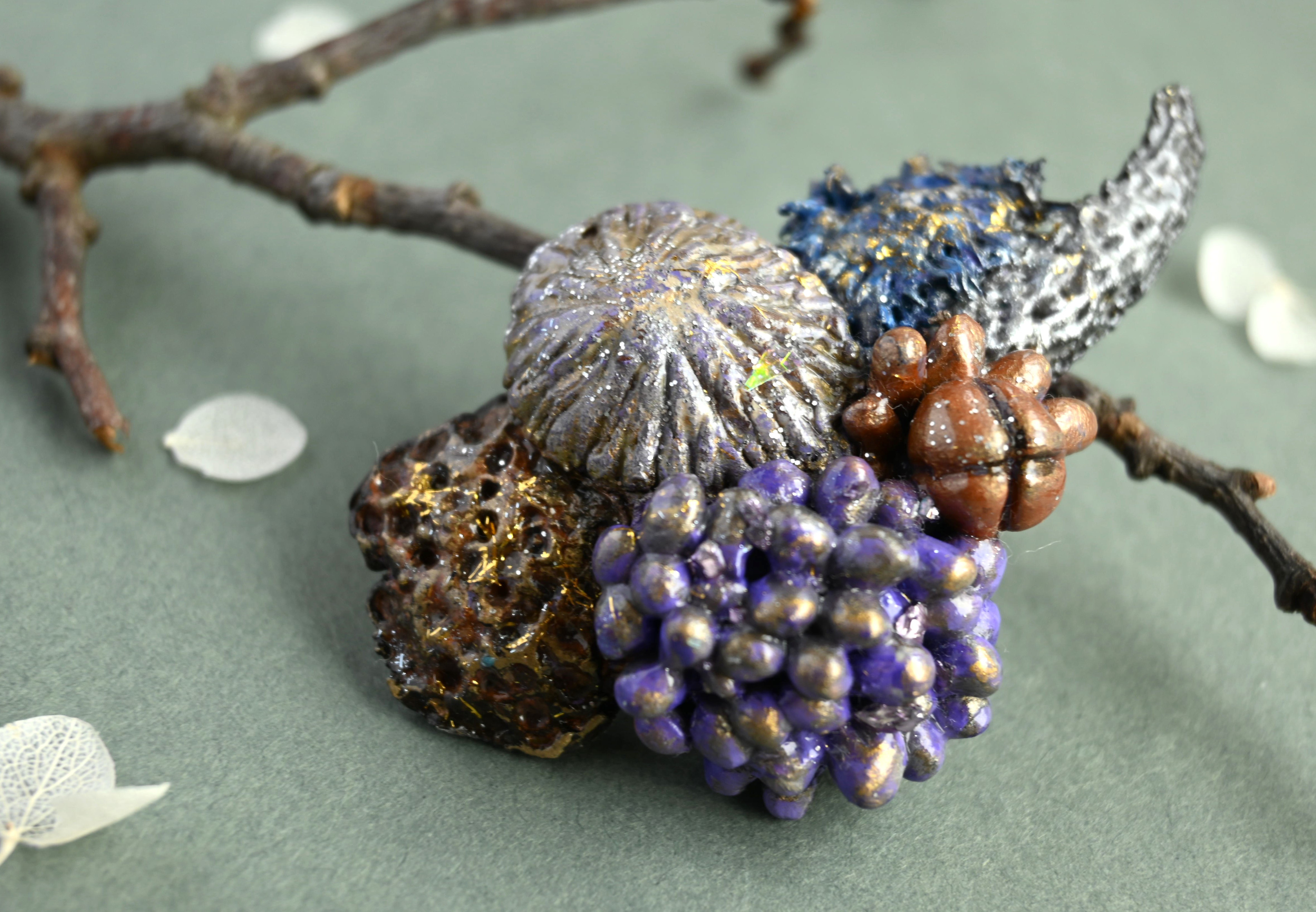 【一点物】「淡い音」　粘土ブローチ／kk　コサージュ　アンティーク風　セレモニー　大人　式　貝　サンゴ