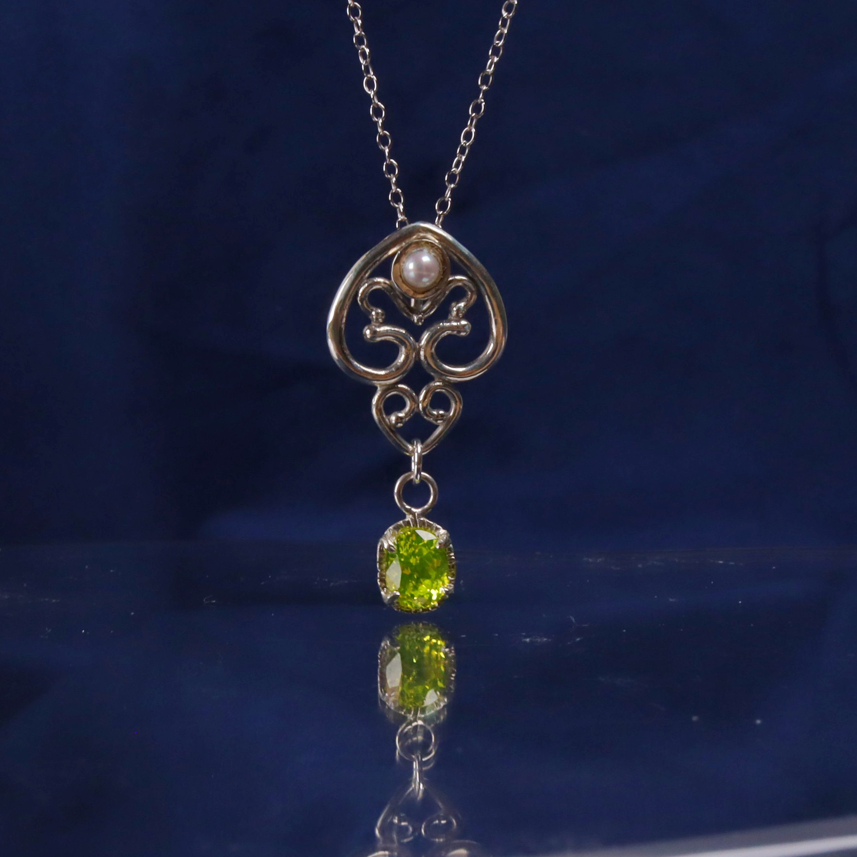 ネオンイエローYAG(合成ガーネット)と真珠のペンダント シルバー925