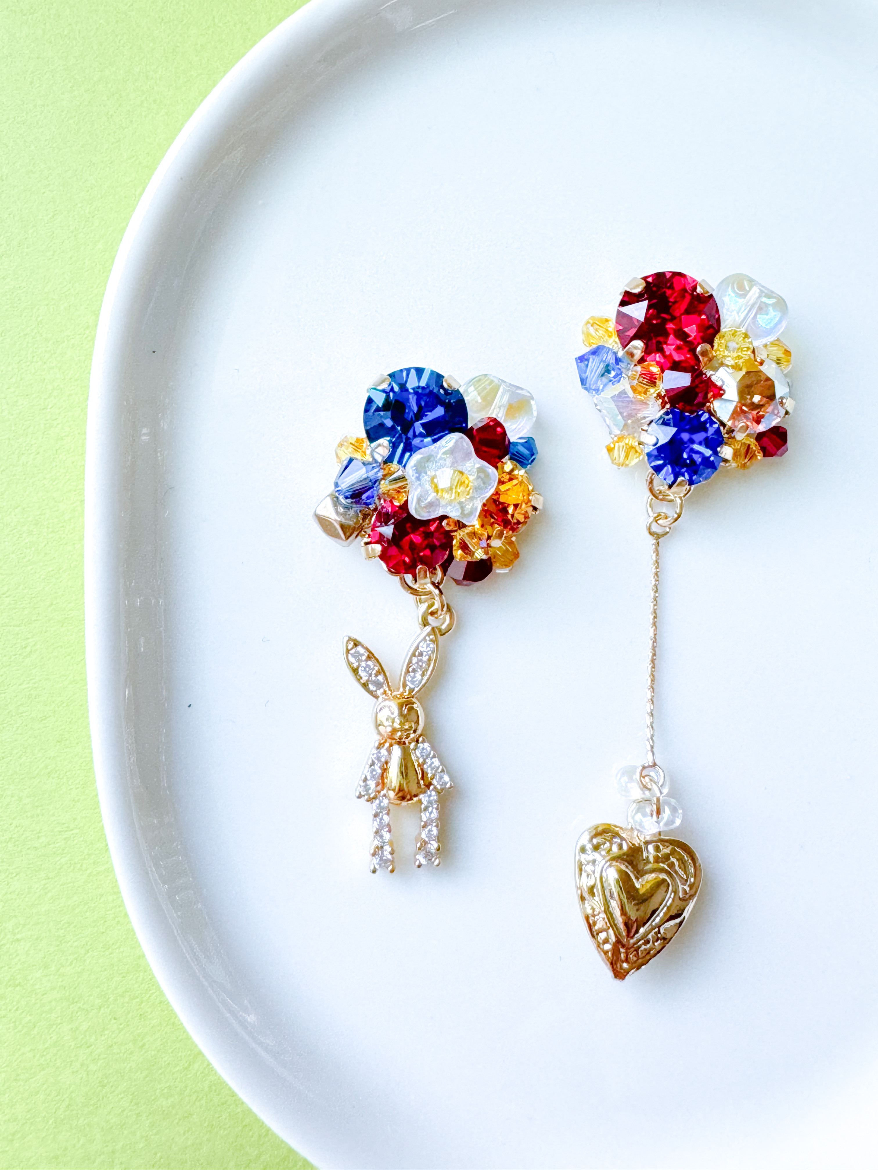 煌めき纏うジルコニアうさぎピアス/イヤリング　クリスタルガラス　サージカルステンレス　揺れる　大ぶり　プレゼント　赤