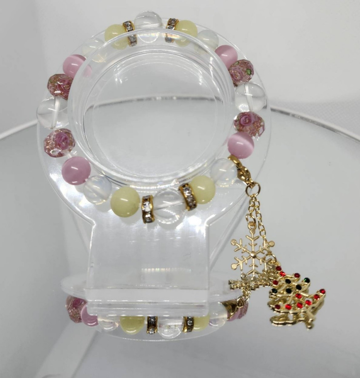 （12）華やかなクリスマスに　　天然石と花柄ピンクガラスビーズコラボブレスレット