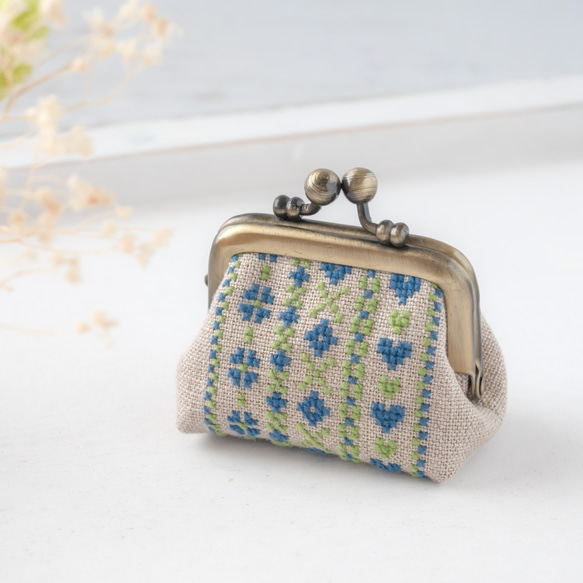 青＆緑｜ボーダー刺繍のリネンミニがま口ポーチ（SS）｜全面手刺繍