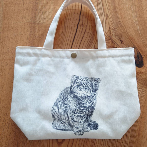 おすわりして上を見上げるマヌルネコ トートバッグ 小ぶり トート