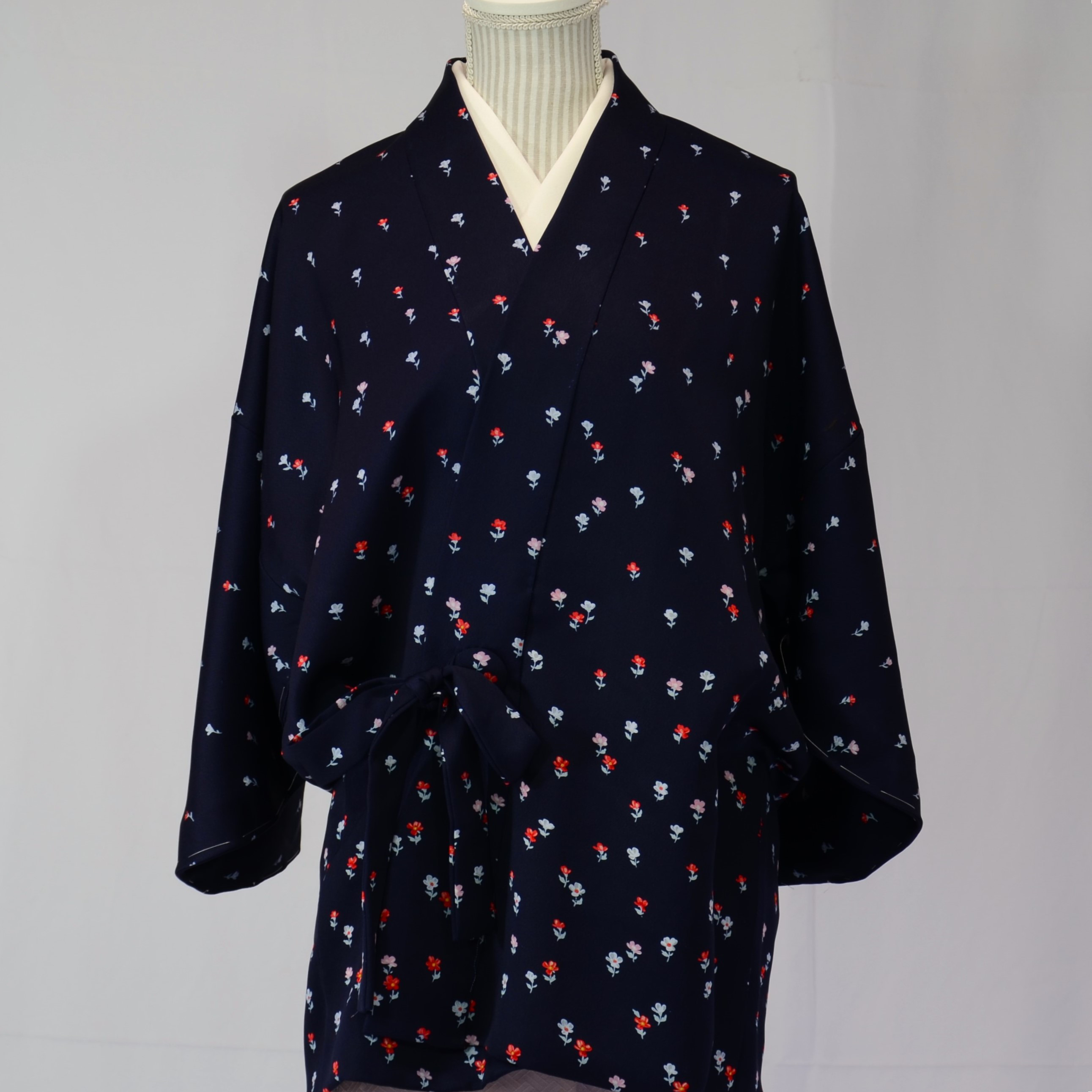 紺青に小さなお花たちが飛交うカジュアル小紋の和着