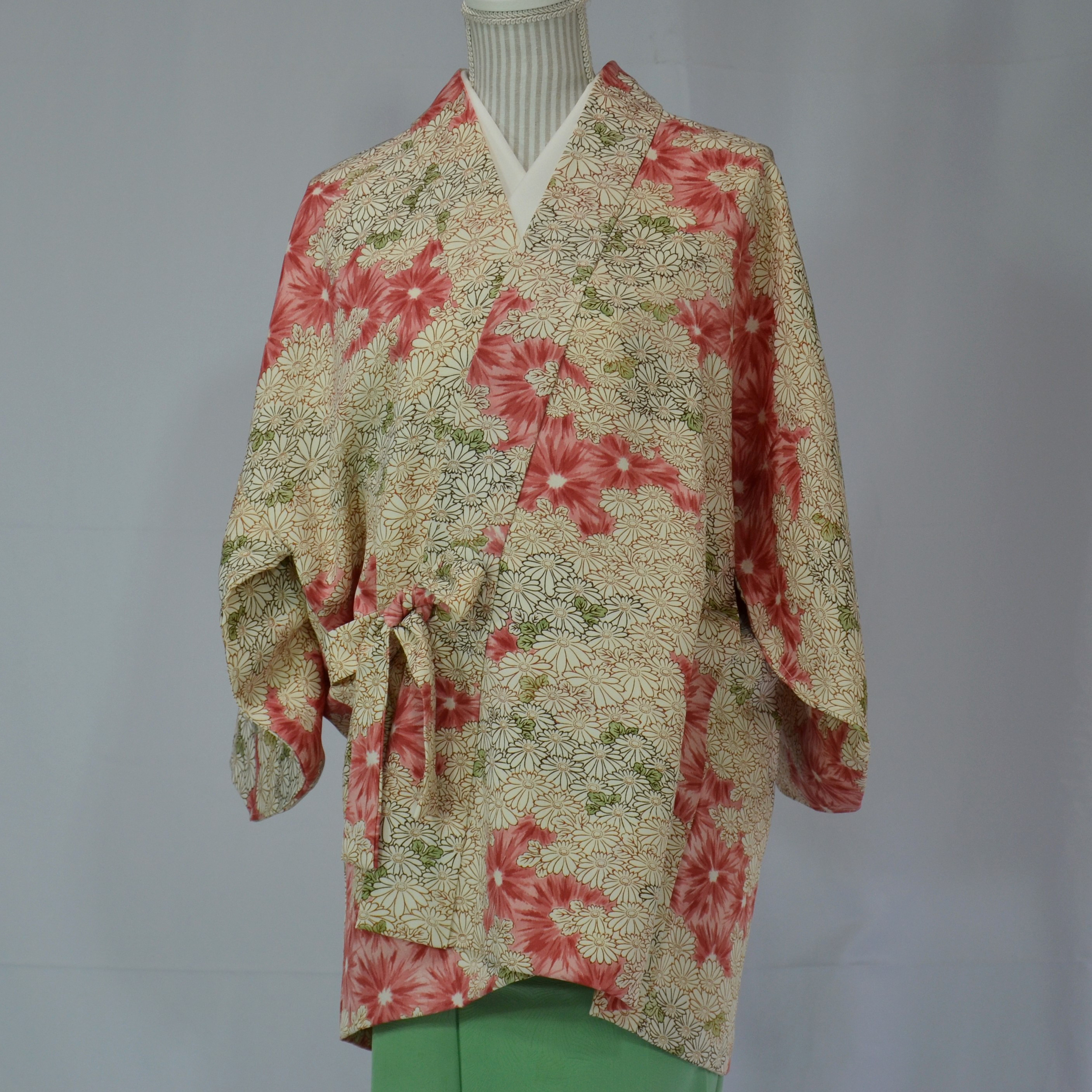 白菊と紅鶸色の菊が心地よく調和する友禅小紋の和着