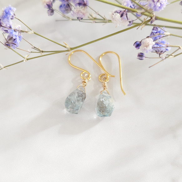 インクルージョンの煌めきが美しいモスアクアマリンのピアス NO1