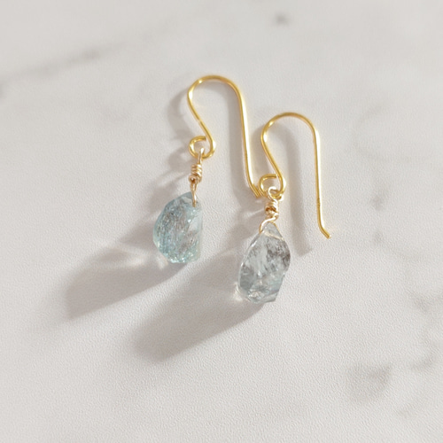 インクルージョンの煌めきが美しいモスアクアマリンのピアス NO1