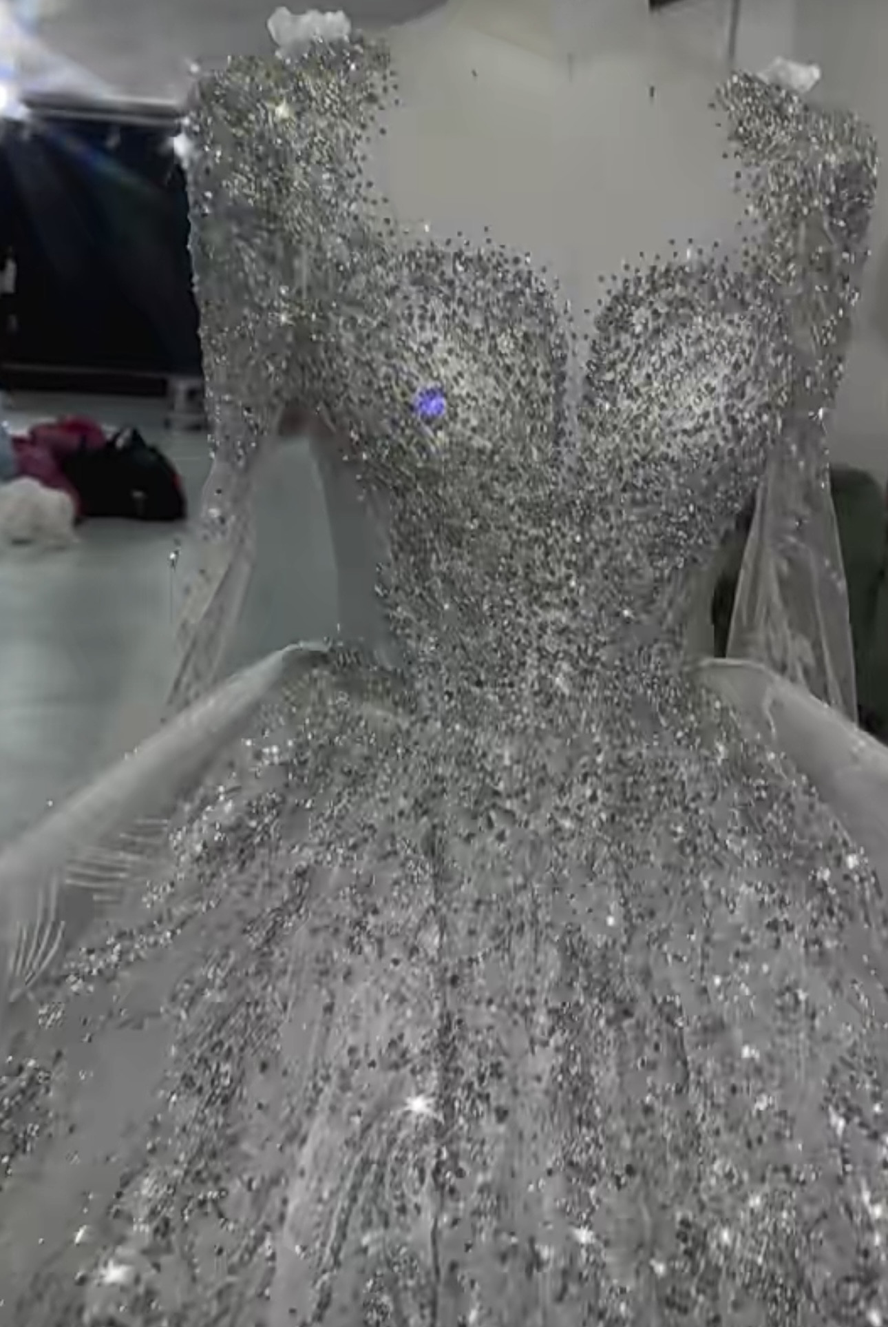 豪華なウェディングドレス！ドレス全体的にきらきらビジュー　スクエアネック　お姫様　フレアースカート　大人気　前撮りお呼ば