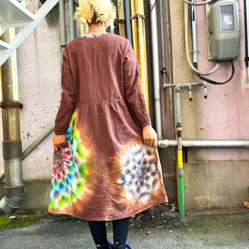 タイダイ染め 前開きのロングワンピース ダークブラウン 幻想的