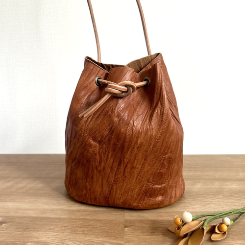 長財布が入る 味わい深いシボリ加工レザーの巾着ショルダーバッグ