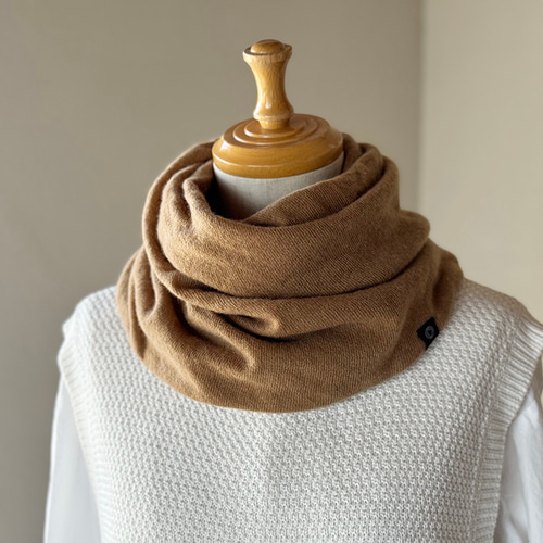 温度を纏う。純カシミヤねじりスヌード ［Basic Design］キャメル