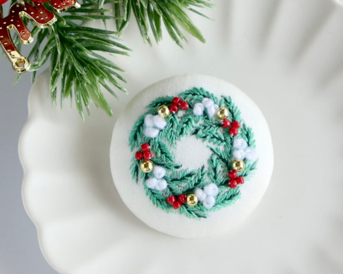 クリスマスリースの刺繍ブローチ(ホワイト) ブローチ Buugen 通販