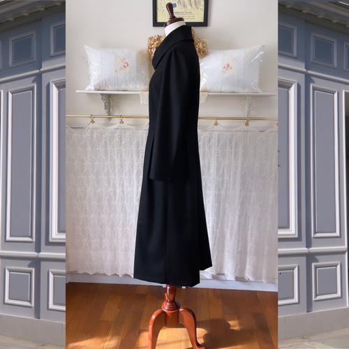 クラシカルな黒のウールワンピース『襟付き・長袖・ロング丈・タック