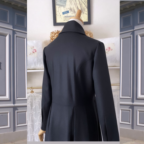 クラシカルな黒のウールワンピース『襟付き・長袖・ロング丈・タック