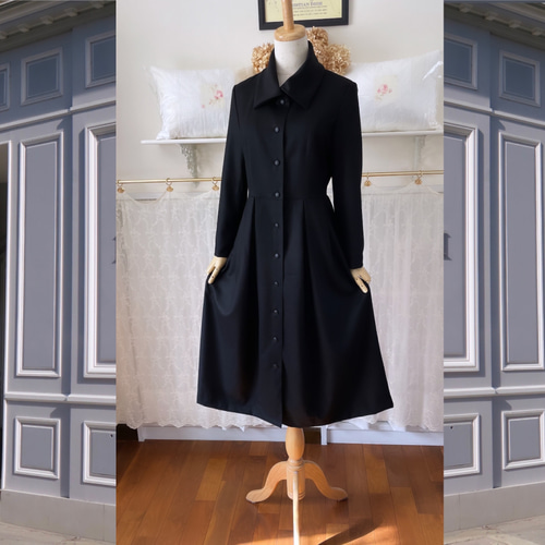 クラシカルな黒のウールワンピース『襟付き・長袖・ロング丈・タック