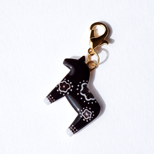 ダーラナホースのチャーム 北欧 馬 うま かわいい 赤 黒 花柄