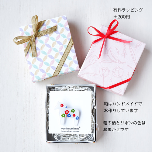 ダーラナホースのチャーム 北欧 馬 うま かわいい 赤 黒 花柄