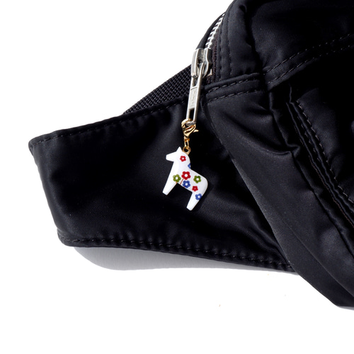 ダーラナホースのチャーム 北欧 馬 うま かわいい 赤 黒 花柄