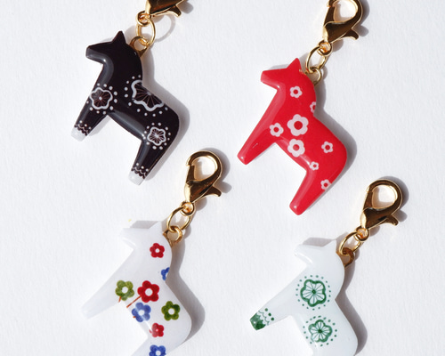 ダーラナホースのチャーム 北欧 馬 うま かわいい 赤 黒 花柄