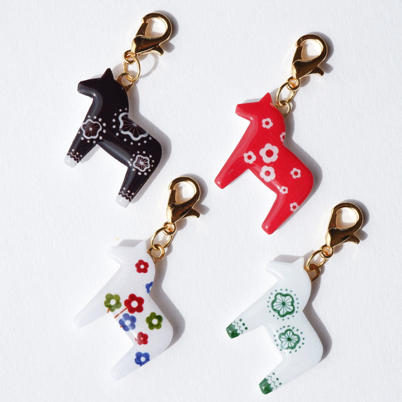 ダーラナホースのチャーム 北欧 馬 うま かわいい 赤 黒 花柄