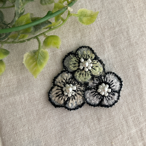 ☆ハンドメイド☆ミナペルホネンpihaブローチ白ビーズスワロ ブローチ