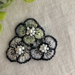 ☆ハンドメイド☆ミナペルホネンpihaブローチ白ビーズスワロ ブローチ