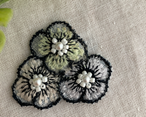 ☆ハンドメイド☆ミナペルホネンpihaブローチ白ビーズスワロ ブローチ