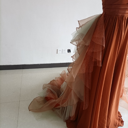 豪華！カラードレス テラコッタ色 ベアトップ ラッフルフリル 華やかな  