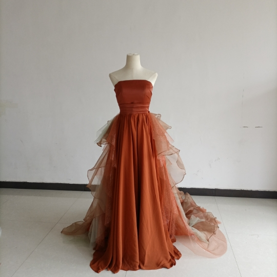 豪華！カラードレス テラコッタ色 ベアトップ ラッフルフリル 華やかなトレーン 披露宴