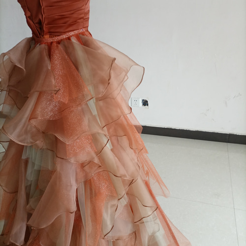 豪華！カラードレス テラコッタ色 ベアトップ ラッフルフリル 華やかな  