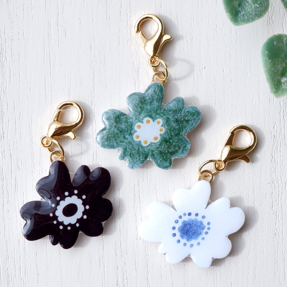 お花のチャーム（白と黒と緑） 北欧 かわいい プレゼント バッグ