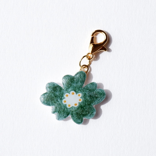 お花のチャーム（白と黒と緑） 北欧 かわいい プレゼント バッグ