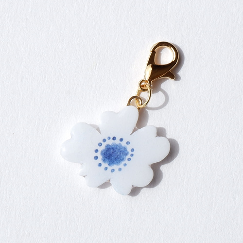 お花のチャーム（白と黒と緑） 北欧 かわいい プレゼント バッグ