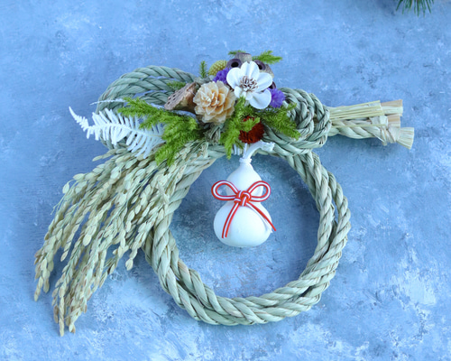 お正月　しめ縄飾り　一点飾り しめ縄 一点限り正月飾り 華やかに古典紫の大輪菊で しめ縄・しめ飾り