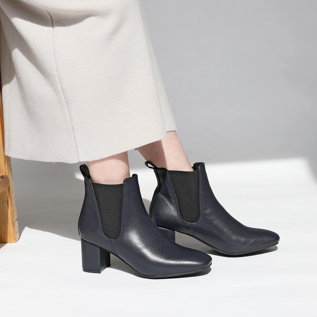 シンプルでコーデに合わせやすい！安定感あるヒールと快適な履き心地♪スクエアトゥサイドゴアブーツ【S/M/L/LL】