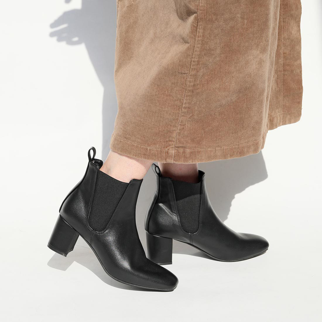 シンプルでコーデに合わせやすい！安定感あるヒールと快適な履き心地♪スクエアトゥサイドゴアブーツ【S/M/L/LL】
