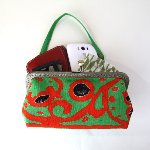 帯リメイク 紅色花 持ち手付きがま口バッグ 帯リメイクがま口バッグ/緑に赤/個性的/小さめバッグ/スマホ入ります