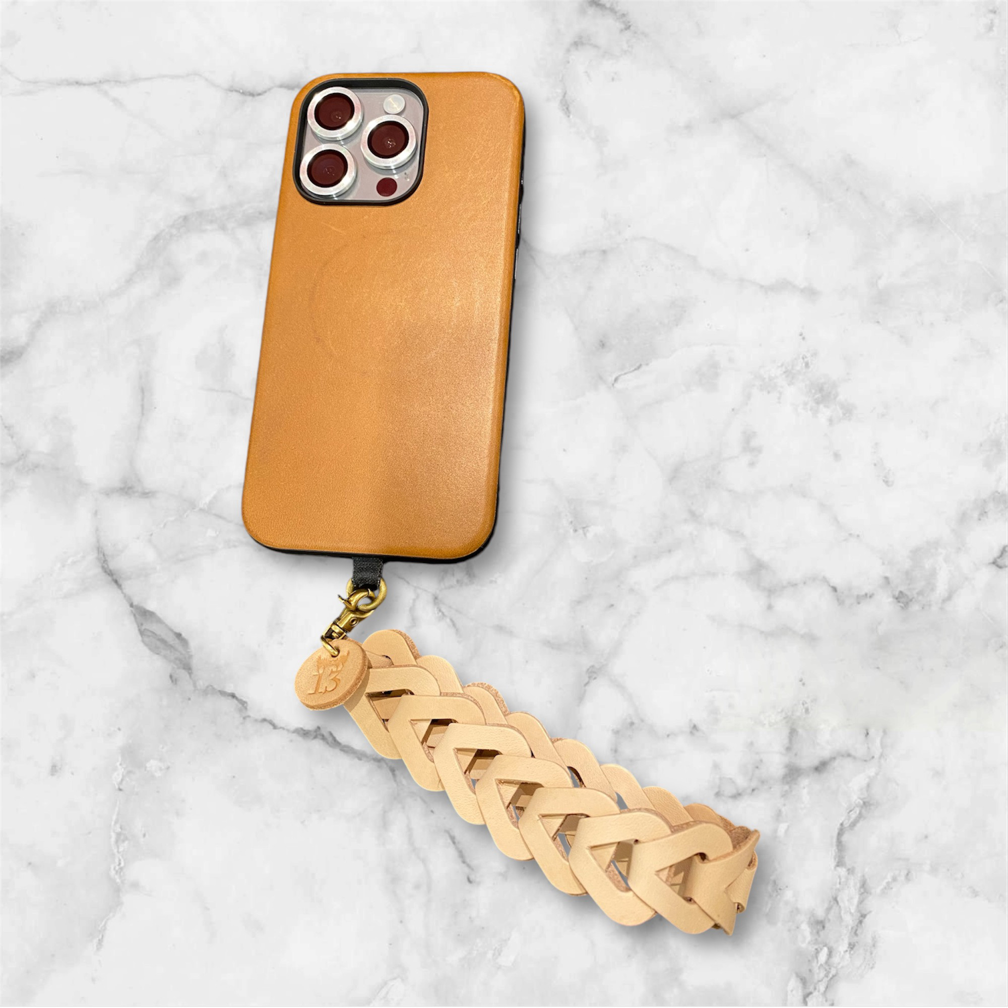 ヌメ革ハンドストラップ（チャーム付き）