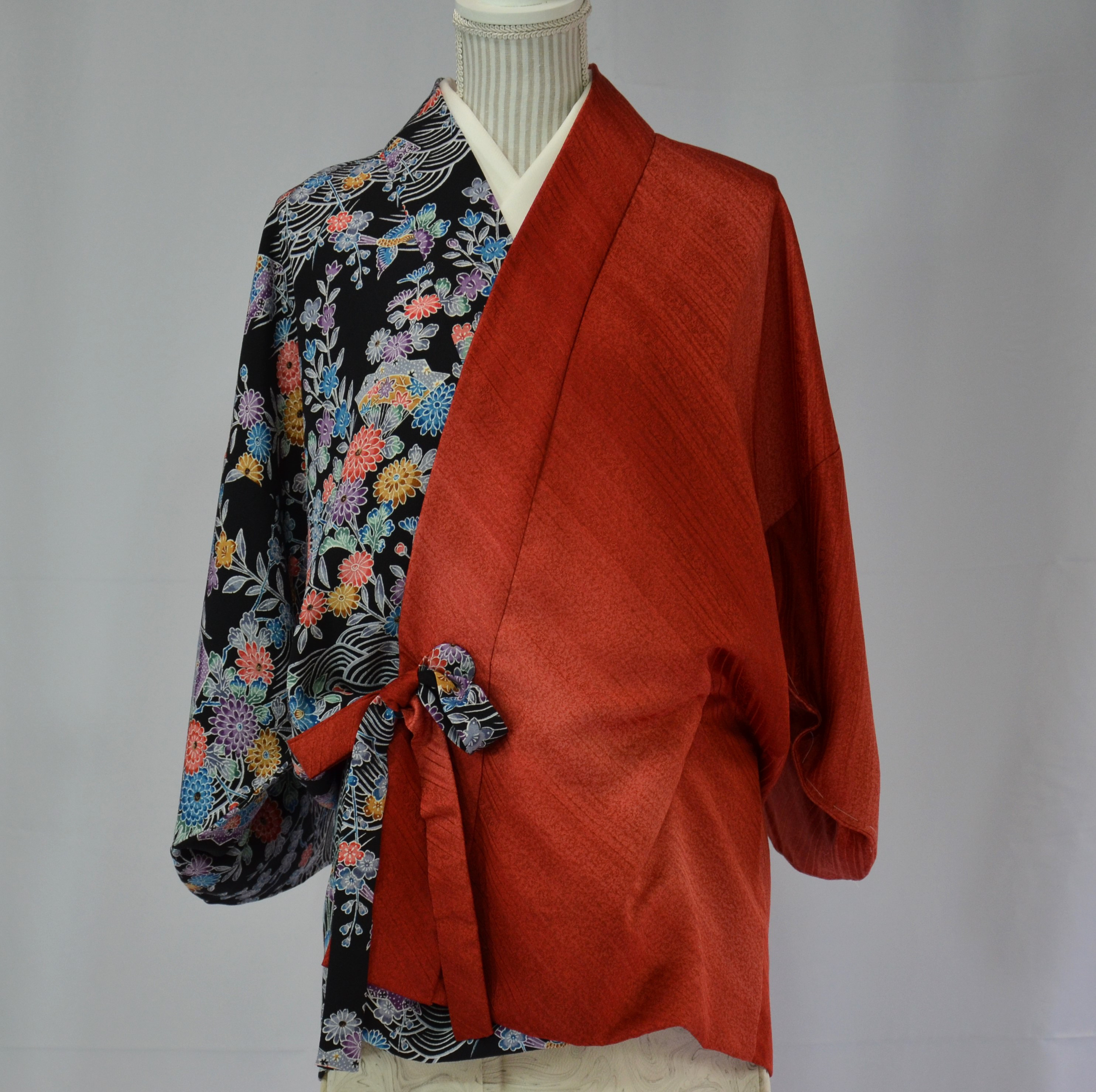 紅鬱金と漆黒地の片身代わりを婆沙羅に着こなす男前な和着