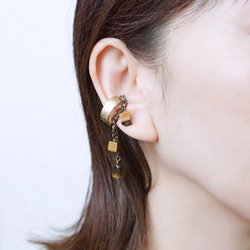 單顆黃銅耳夾，「虎眼石 x 鏈」六月生辰石虎眼石耳夾立方體 第4張的照片