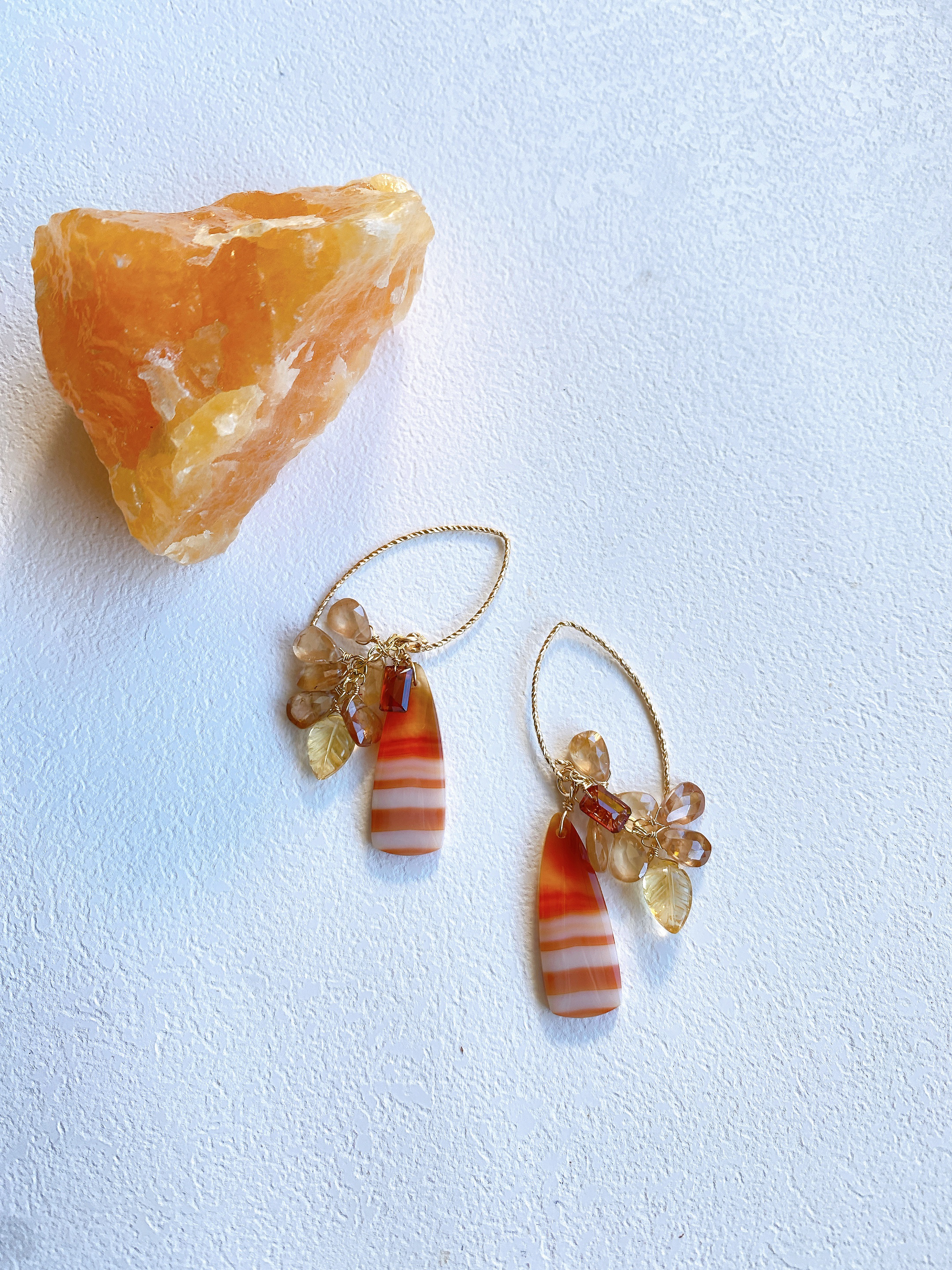 オレンジボーダーのアゲートフープピアス