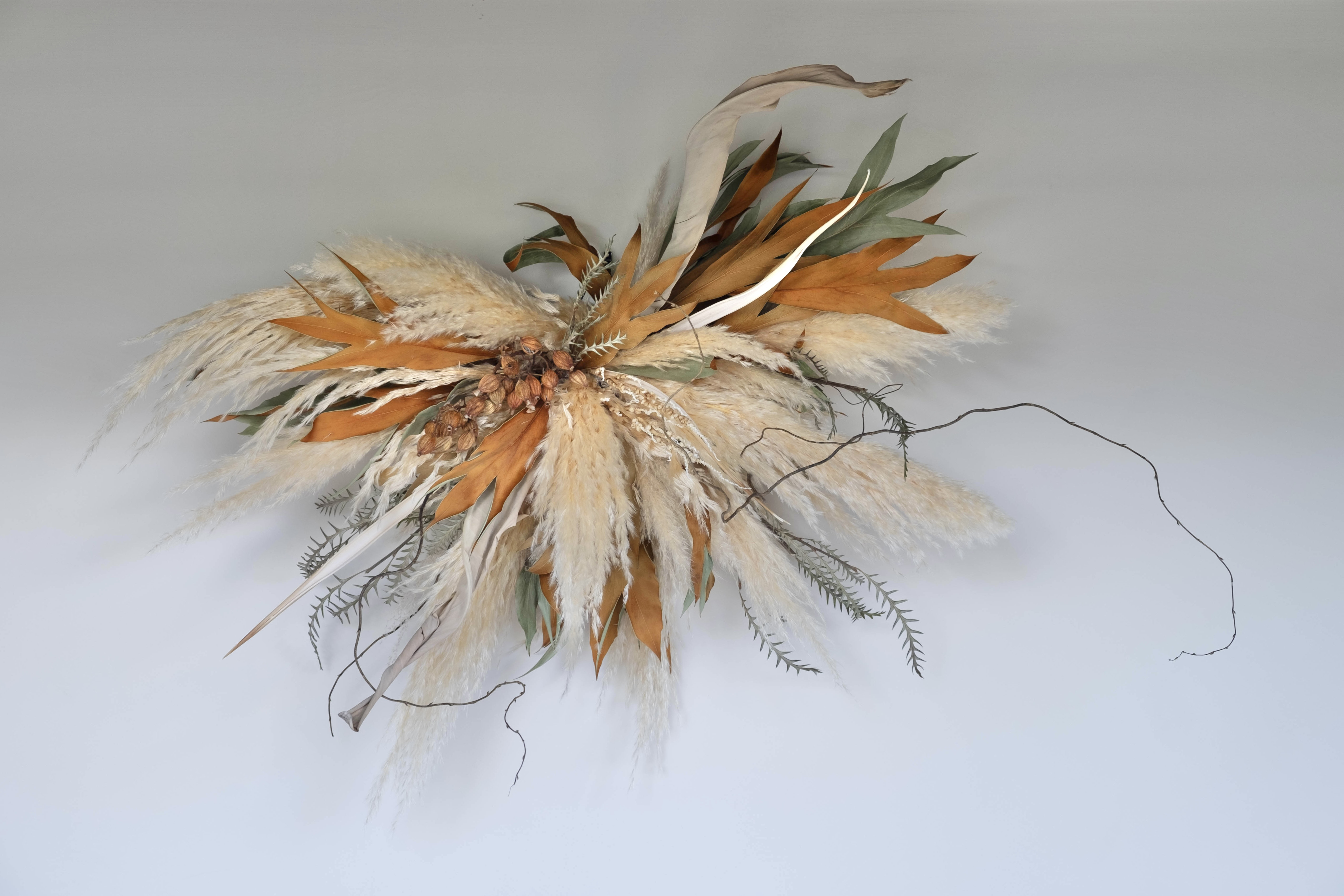 再販×4【光触媒コーティング済】壁掛け大型ドライフラワーアレンジ パンパスグラスとグレビレアゴールド/店舗装飾サロン装飾