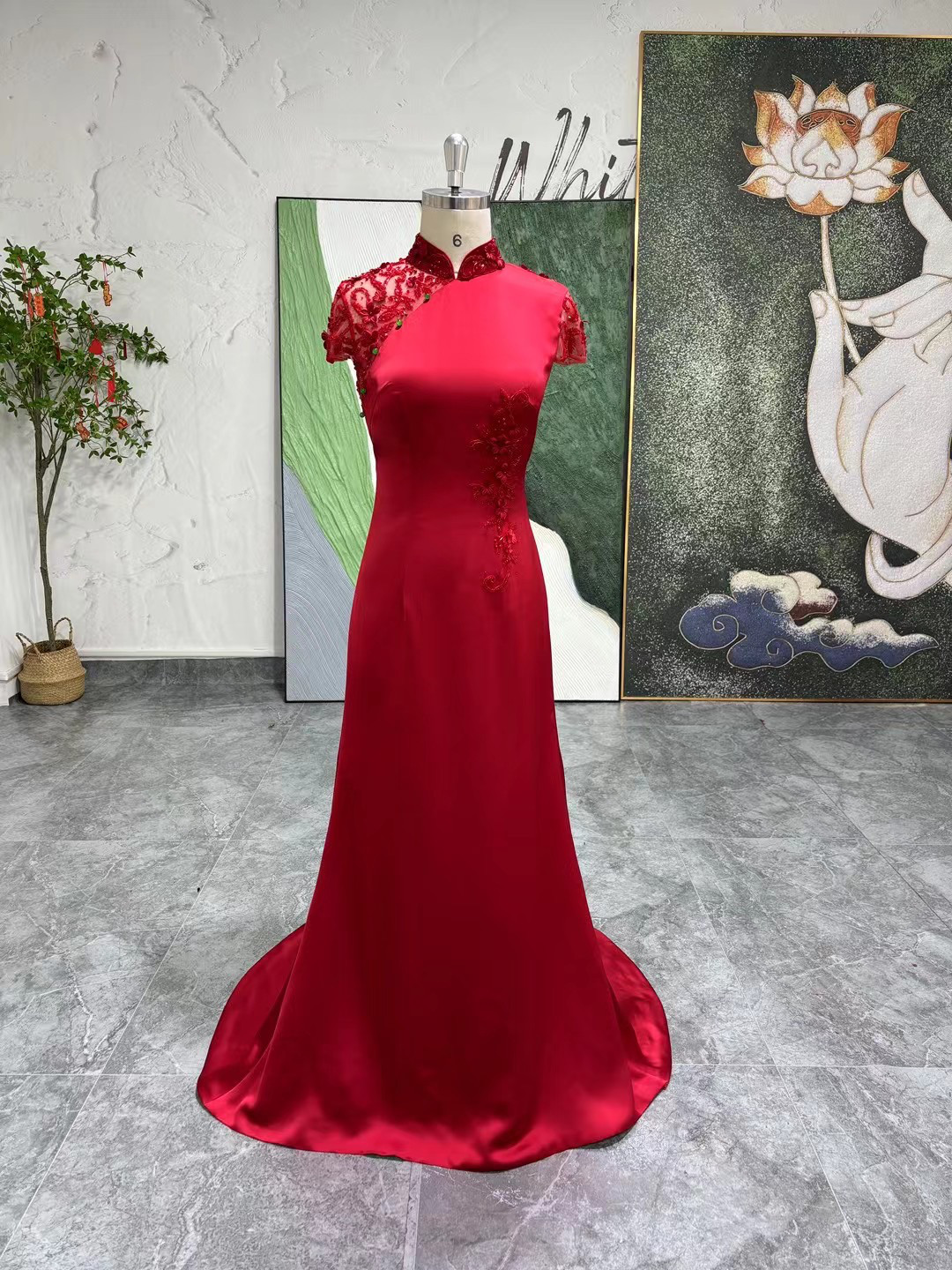 お買い得！背中見せ　繊細な花レース　赤色紅色　短いトレーン　光沢サテン　マーメイドドレス　フレンチスリーブ　音楽会演奏会