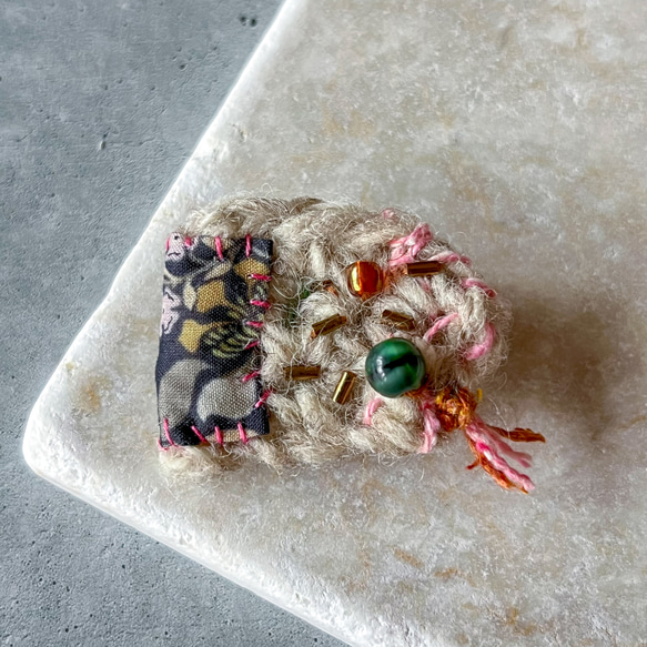ブローチ リバティ 手編み ニット 軽い 花柄 1点もの かわいい 温もり 