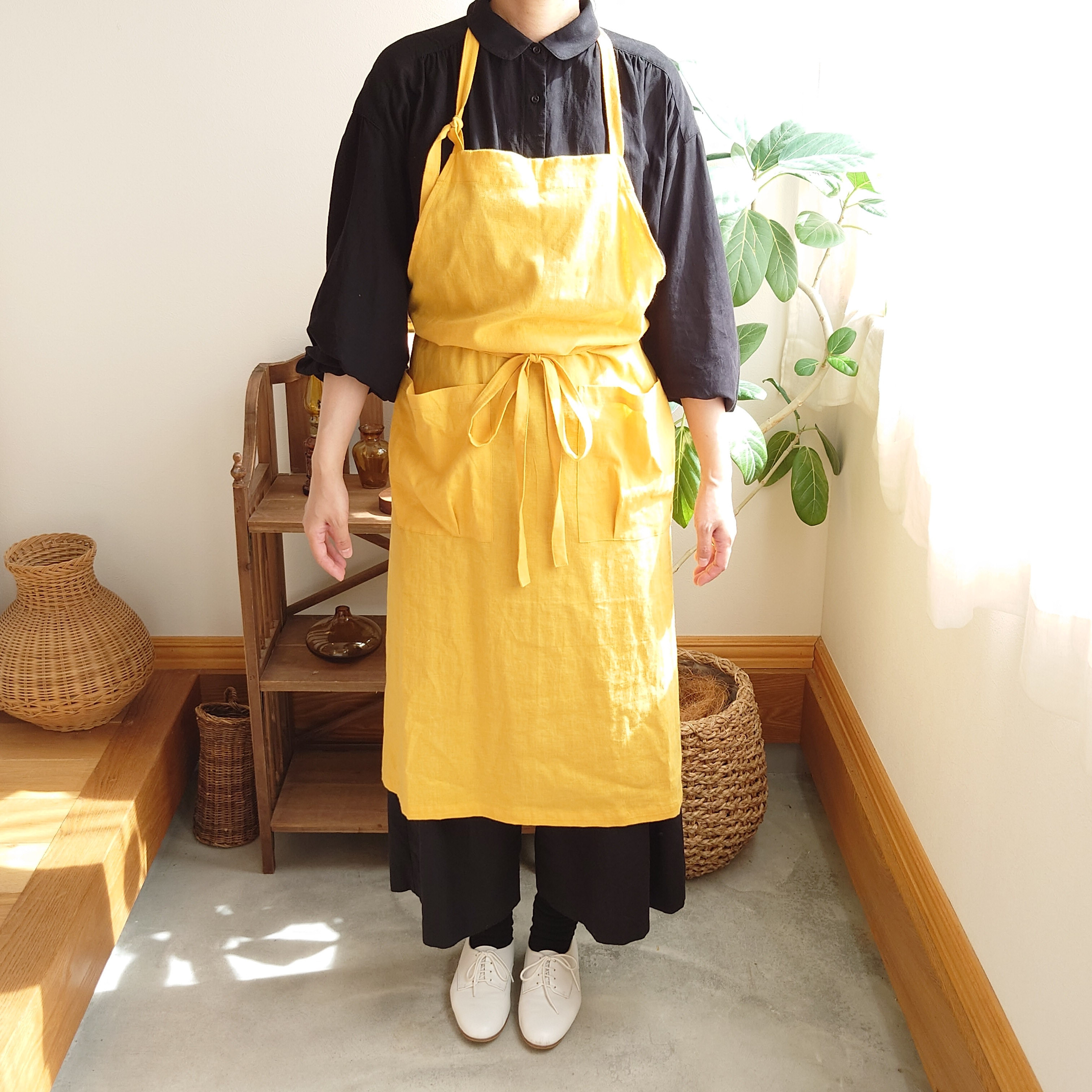 ハーフリネンエプロン＊くたっとした柔らか生地＊ぷくっとしたポケット付◎イエロー カフェエプロン ノーアイロン 大人用
