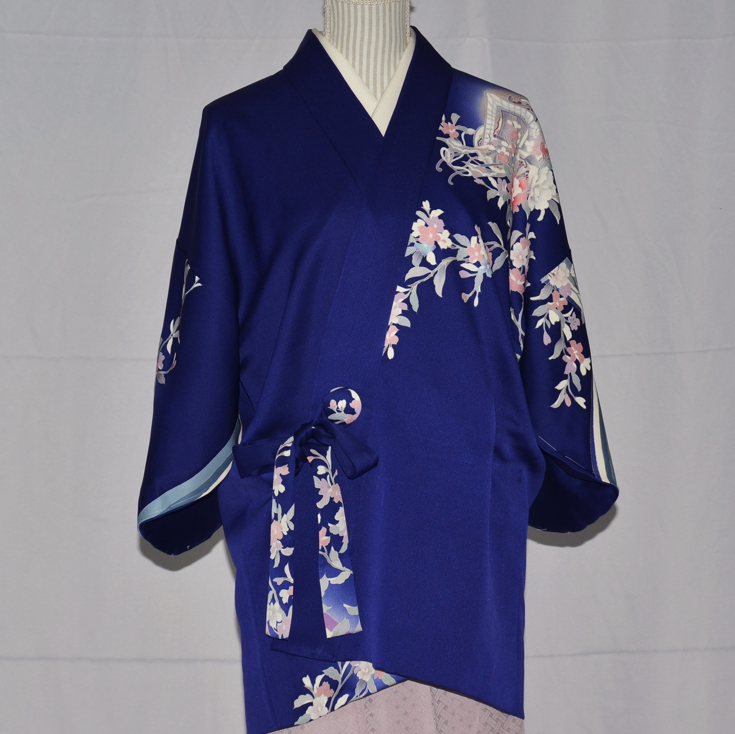 瑠璃紺の綸子、お花に包まれた御所車が月の光に浮かぶ和着 13,680円