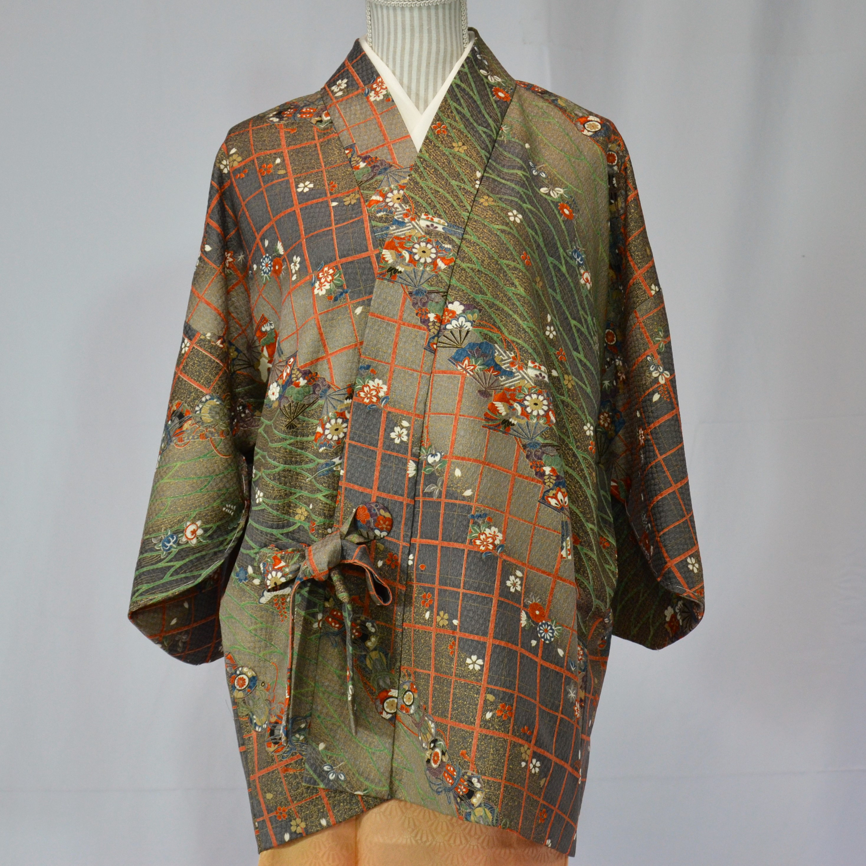 格子と波、扇と花をはすかいに取り合わせたモダンアートな和着