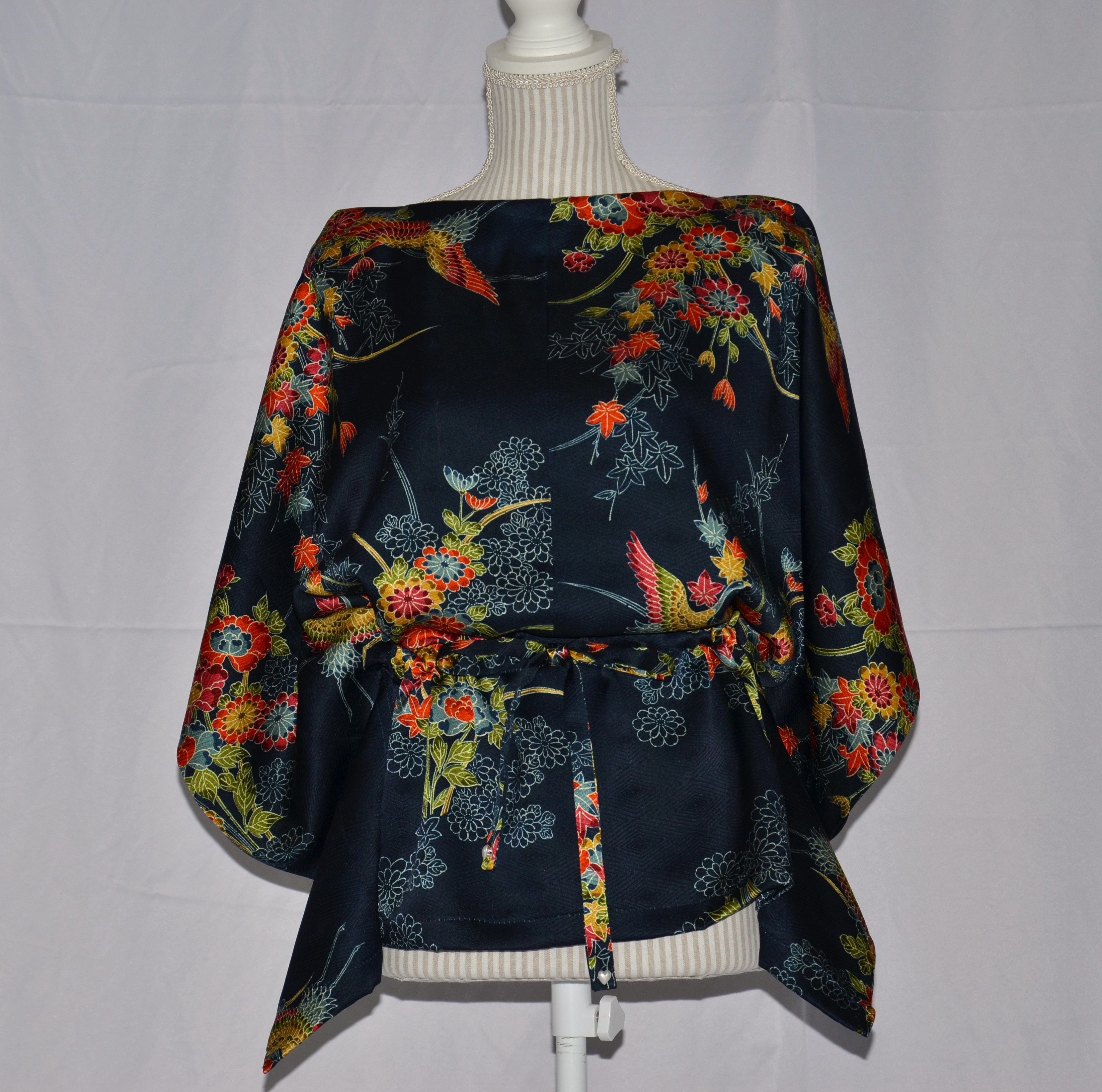 夏の夜空の花火かと見紛う花々に鶴が寄り添う、幻想的なブラウス